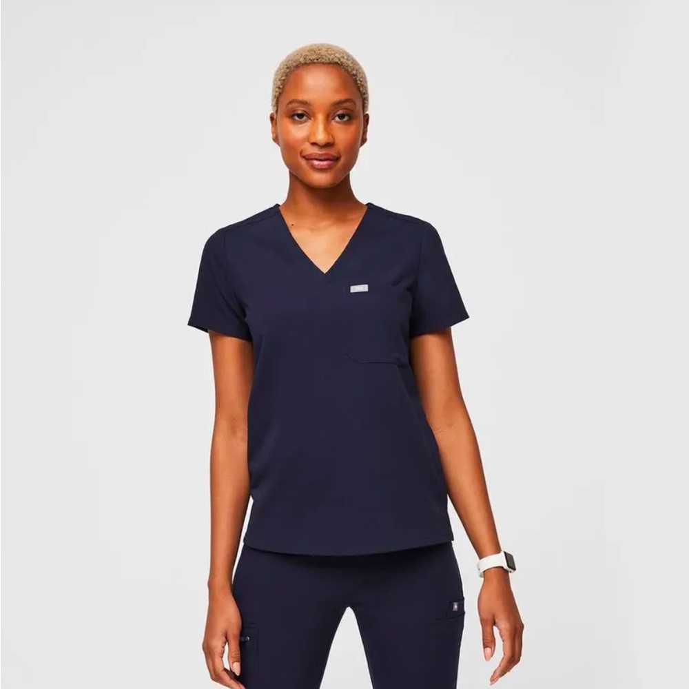 FIGS Catarina 1 pocket scrub top in navy